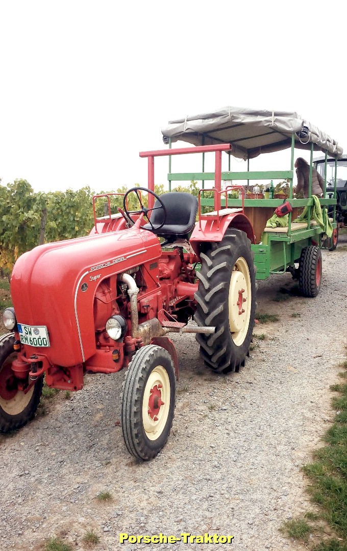 Weinprobe mit Porsche-Traktor